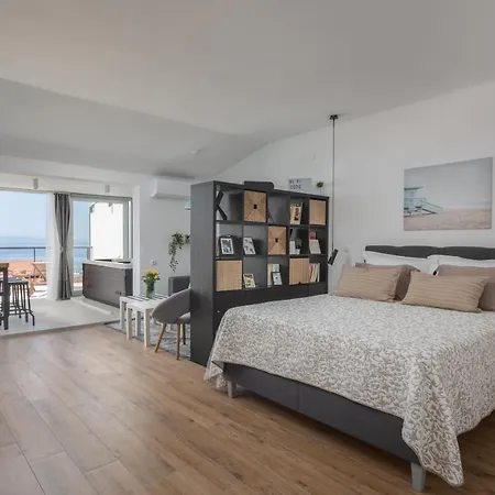 Left & Right With Jacuzzi, 4 Stars Apartman *
