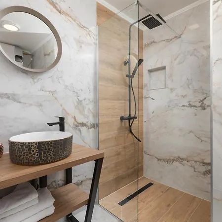 Apartman Left & Right With Jacuzzi, 4 Stars Makarska