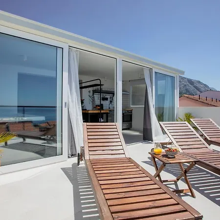 Left & Right With Jacuzzi, 4 Stars Apartment *