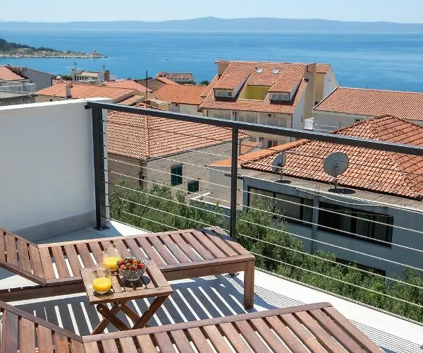 Left & Right With Jacuzzi, 4 Stars Apartman *