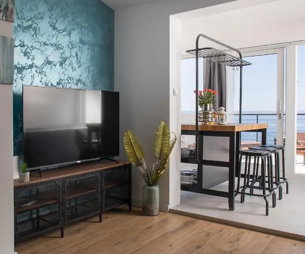 Left & Right With Jacuzzi, 4 Stars Apartman