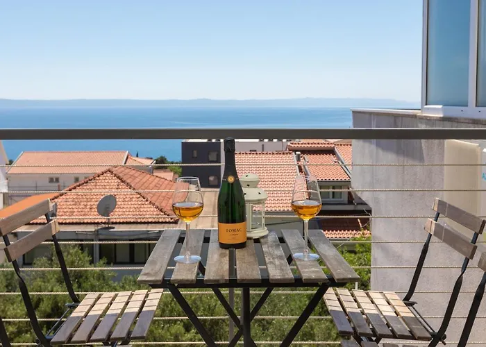 Left & Right With Jacuzzi, 4 Stars Apartman Makarska