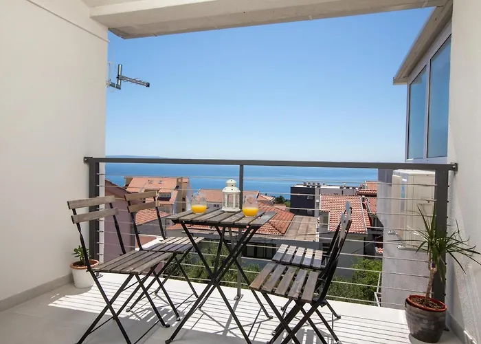 Left & Right With Jacuzzi, 4 Stars Apartman