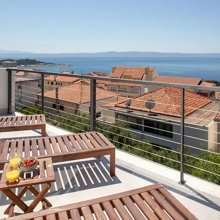 Left & Right With Jacuzzi, 4 Stars Μακάρσκα