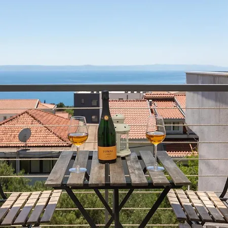 Left & Right With Jacuzzi, 4 Stars Appartement Makarska