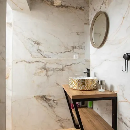 Left & Right With Jacuzzi, 4 Stars Appartement Makarska